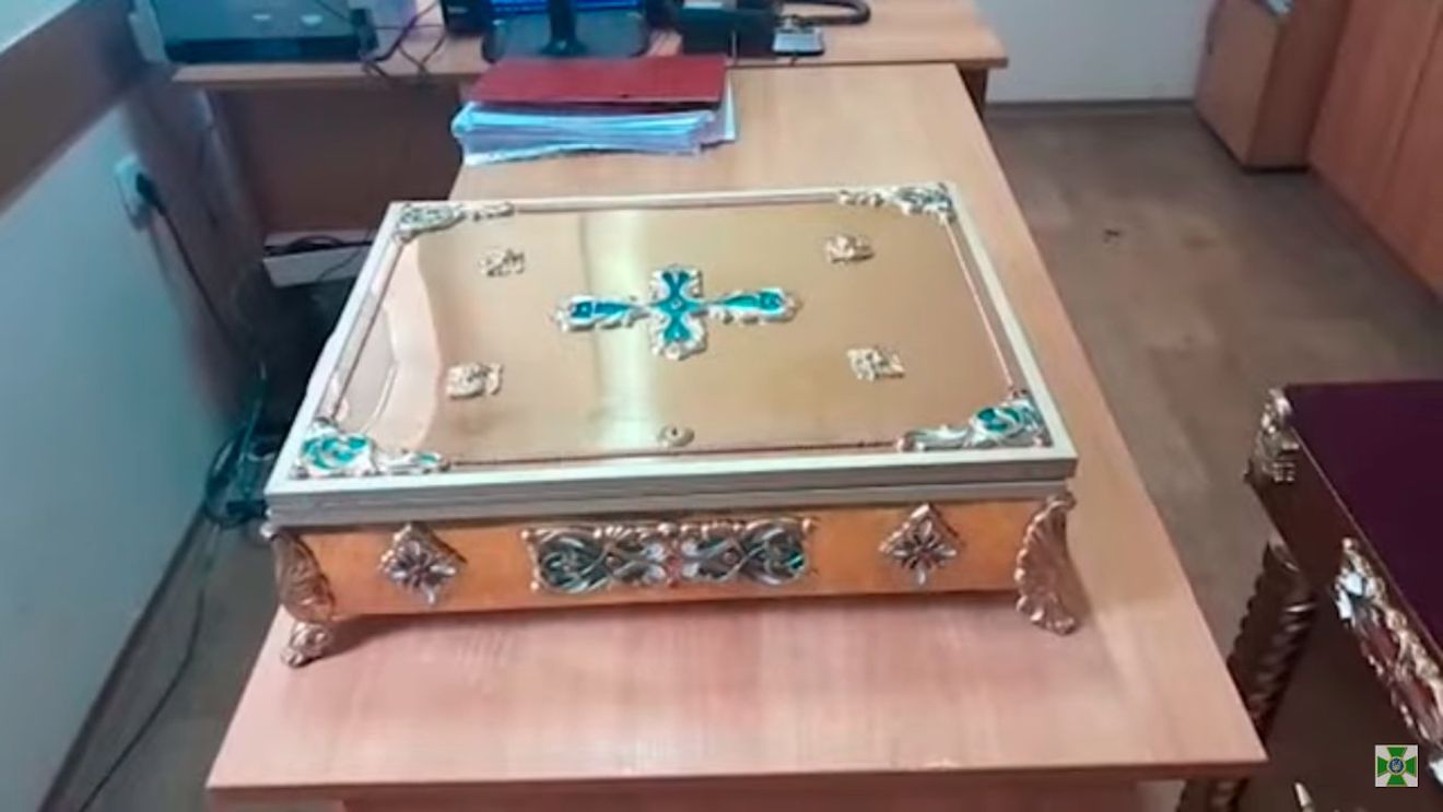 VIDEO Un cetățean moldovean a încercat să scoată din Ucraina moaștele a 80 de sfinți și alte obiecte bisericești