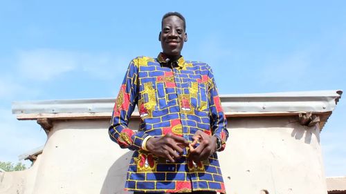 BBC: „Awuche”, gigantul ghanez despre care se spune că ar fi cel mai înalt om din lume