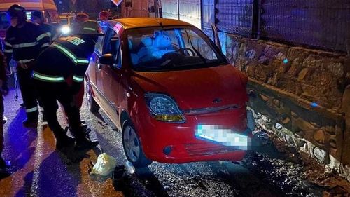 Accident grav în Curtea de Argeş: Un bărbat a murit, iar o femeie a rămas fără un braţ după ce maşina în care se aflau a intrat într-un gard