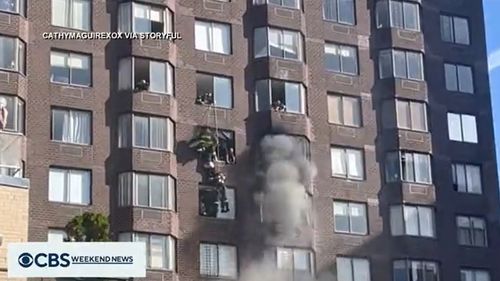 Zeci de răniţi într-un incendiu izbucnit într-un bloc de locuințe din New York de la o baterie litiu-ion