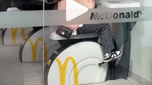 Video McDonald's testează în China bicicleta pentru clienți / Aceștia mănâncă și pedalează, producând electricitate și menținându-și silueta