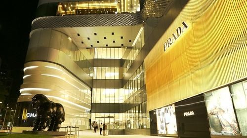 Prada se apropie de un acord de 1,6 miliarde de dolari pentru achiziţia Versace / Tranzacția ar putea fi finalizată în martie