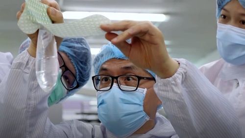 Un ginecolog din Malaezia a creat „primul prezervativ unisex din lume” / E fabricat din poliuretan, un material folosit în pansamentele transparente