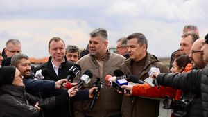 VIDEO Grindeanu, pe şantierul tronsonului 3 al Autostrada Moldovei, unde se toarnă primii kilometri de asfalt: Vrem ca de anul acesta să dăm în folosinţă minim 100 de kilometri de drum expres sau autostradă/ Ciolacu: Mă bucur că este un constructor român care a dovedit încă o dată că imposibilul se poate