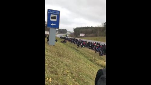 VIDEO Polonia avertizează că sute de migranți se îndreaptă spre frontiera externă a UE / Varșovia acuză că refugiații „se află sub controlul strict al unor belaruşi înarmaţi. Ei decid direcţia în care se îndreaptă grupul”