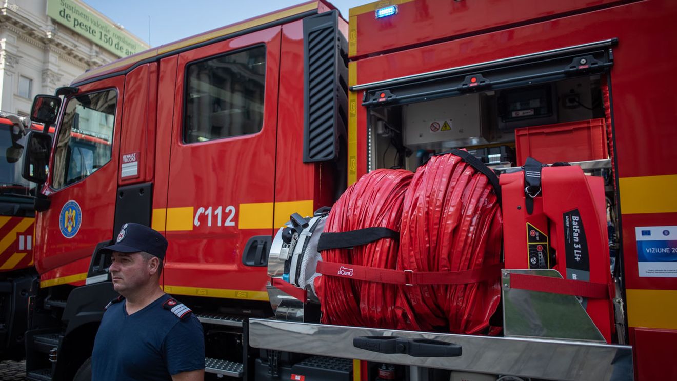 Incendiu într-un bloc din Constanţa, 36 de persoane evacuate / Alţi 17 locatari s-au evacuat singuri