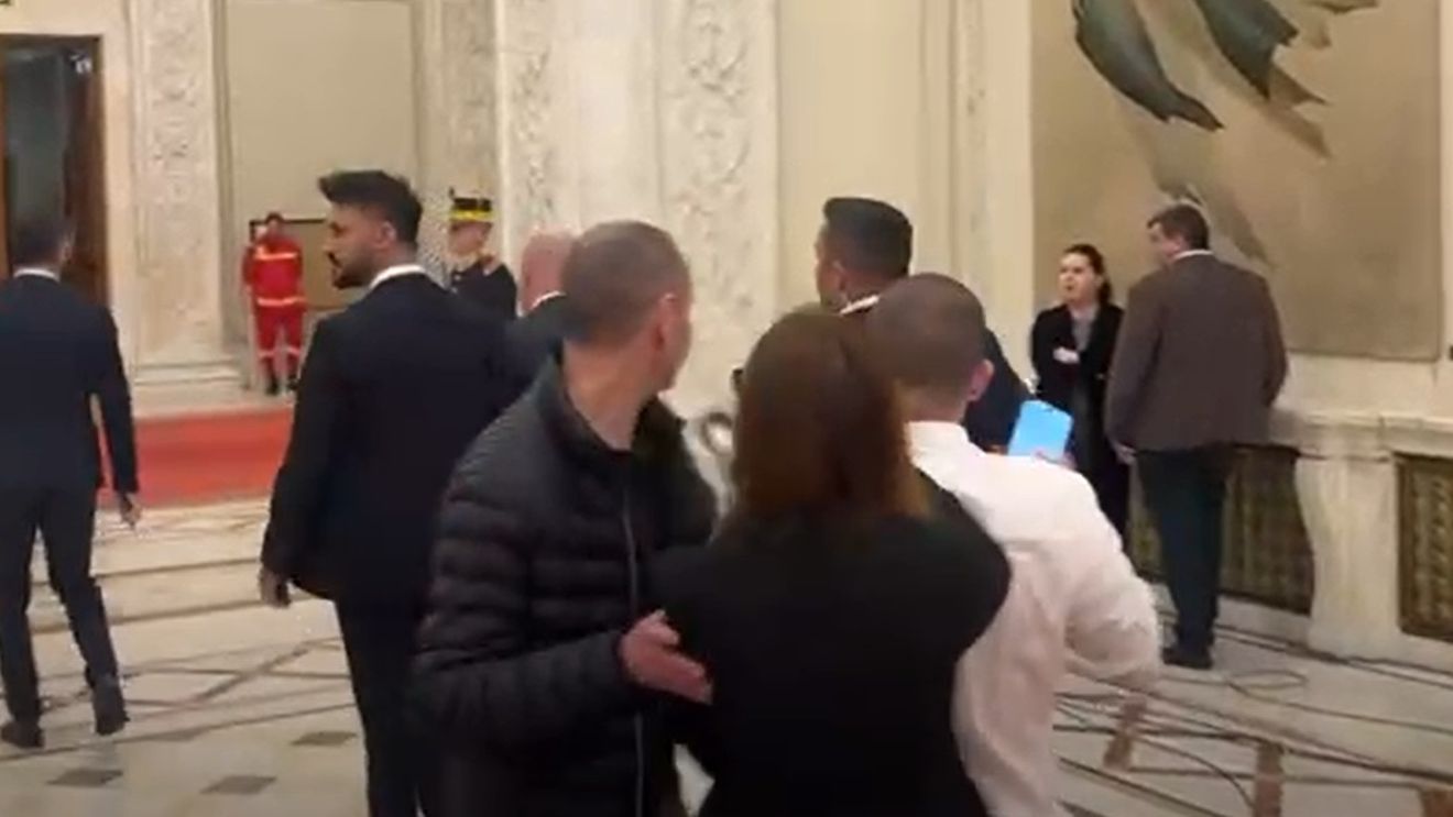 Incident cu un ofițer de presă de la Guvern, care i-a împins pe jurnaliști / Precizările Biroului de presă al Executivului