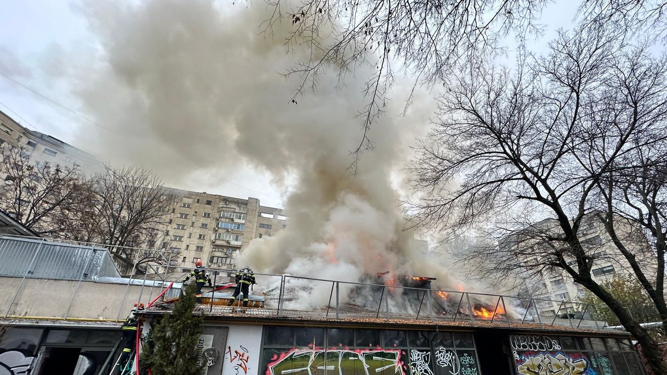 FOTO VIDEO Incendiu în centrul Capitalei, la fostul restaurant Mărul de Aur / S-a emis mesaj Ro-Alert din cauza fumului degajat