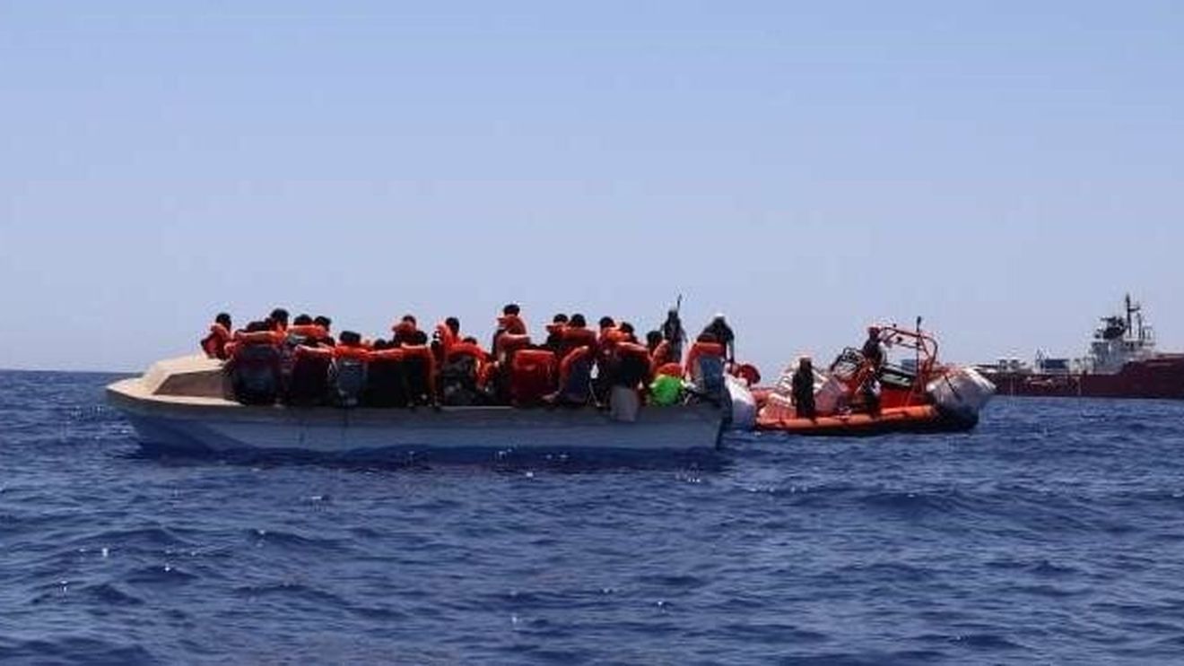 ”Patru femei singure, o fetiţă de 4 ani călătorind cu tatăl ei şi peste 10 minori neînsoţiţi se numără printre supravieţuitori” / Migranți în drum spre Europa salvați  de nava Ocean Viking