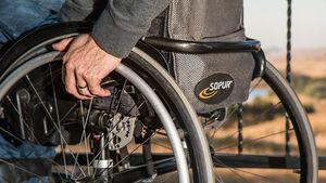 O infirmieră de la centrul de recuperare pentru persoane cu dizabilități din comuna bihoreană Bratca, reținută de polițiști / Ar fi lovit cu o nuia o tânără cu dizabilități