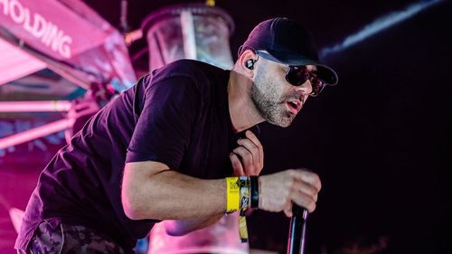 VIDEO Rapperul Spike a lansat o melodie pentru filmul "Taximetrişti", comedia despre viaţa de noapte din Bucureşti: Tu ești șmecher sau papagal?