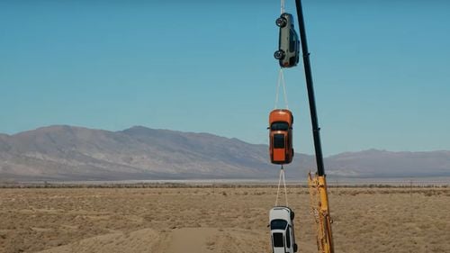 VIDEO Honda a atârnat trei mașini de o macara ca să arate cât de rezistente sunt punctele de tractare