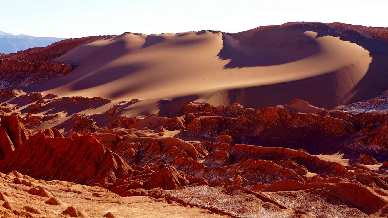 Deşertul Atacama din nordul Chile, cel mai arid din lume, acoperit de un strat gros de zăpadă, o premieră după zece ani