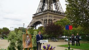 O promenadă din centrul Parisului, chiar în fața Turnului Eiffel, a primit numele Regina Maria a României