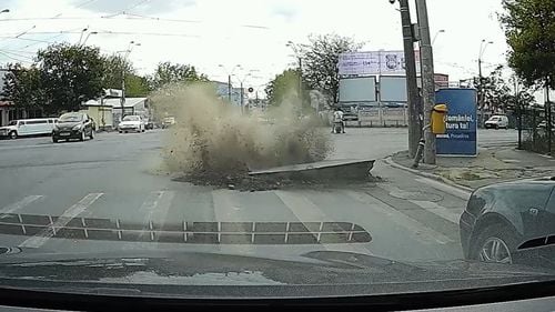 VIDEO Momentul în care asfaltul a explodat la propriu în București, pe Șoseaua Viilor / Incidentul a vut loc în urma efectuării de probe de presiune cu aer la rețeaua de distribuție a gazelor naturale / Restricții de circulație în zonă