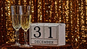 31 decembrie - Ziua șampaniei: „greșeala” lui Dom Pierre Perignon, Tratatul de la Versailles și cea mai scumpă sticlă de șampanie