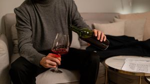 Interzicerea consumatorilor singuri în baruri nu va face decât să adâncească criza de singurătate