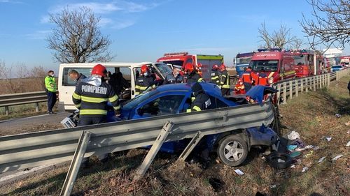 Copil în stop cardio-respirator după un accident între un microbuz și o mașină, în Bihor