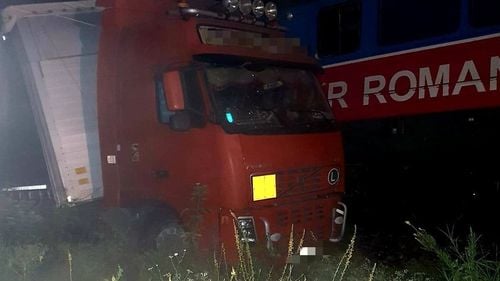 Trafic blocat pe DN 5B din județul Giurgiu în urma unui accident între un tren de marfă care transporta păcură și benzină şi un TIR / Sute de litri de carburant se scurg pe sol