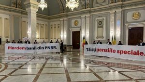 VIDEO Parlamentarii USR au protestat în Parlament "împotriva menținerii sistemului de pensii speciale", proiect care intră miercuri la vot în Senat