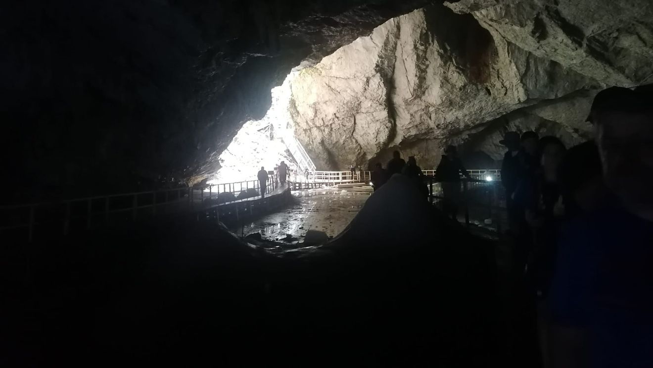 Ghețarul de la Scărișoara se topește / Ghid turistic: Stratul format iarna este mult mai mic decât cel ce se topește vara