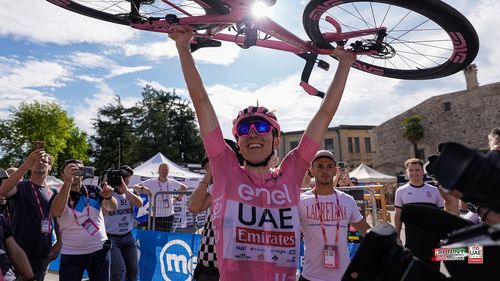 Cât câștigă ciclistul anului 2024. Salariul lui Tadej Pogačar echivalează cu un venit mediu în fotbalul european
