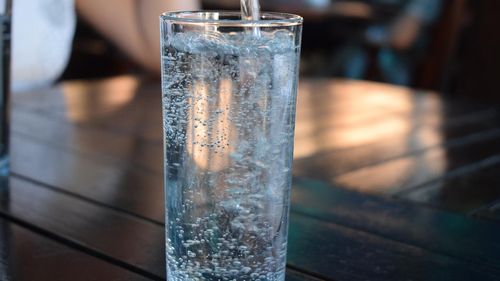 Un camion încărcat cu apă minerală s-a răsturnat în Buzău/ Traficul a fost restricționat