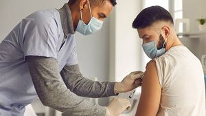 Marketing pentru promovarea vaccinării: Piercing, bere gratis,  petreceri pentru vaccinare, loterii, reduceri la restaurante