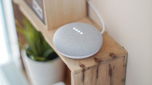 Cum sunt folosite boxele inteligente, trackerele de fitness și chiar monitoarele pentru copii în cazurile de abuz domestic / Parlamentul britanic: Situația e cu adevărat înfiorătoare