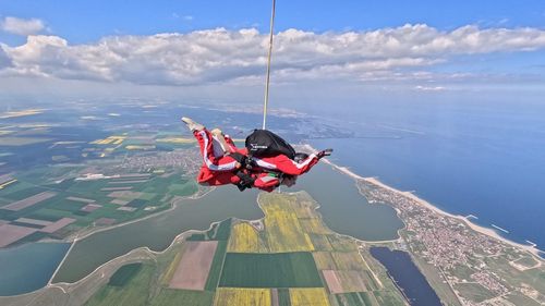 S-a deschis sezonul de paraşutism: Iubitorii de adrenalină pot să sară de la 4000 de metri cu 200 km/oră, la aerodromul Clinceni