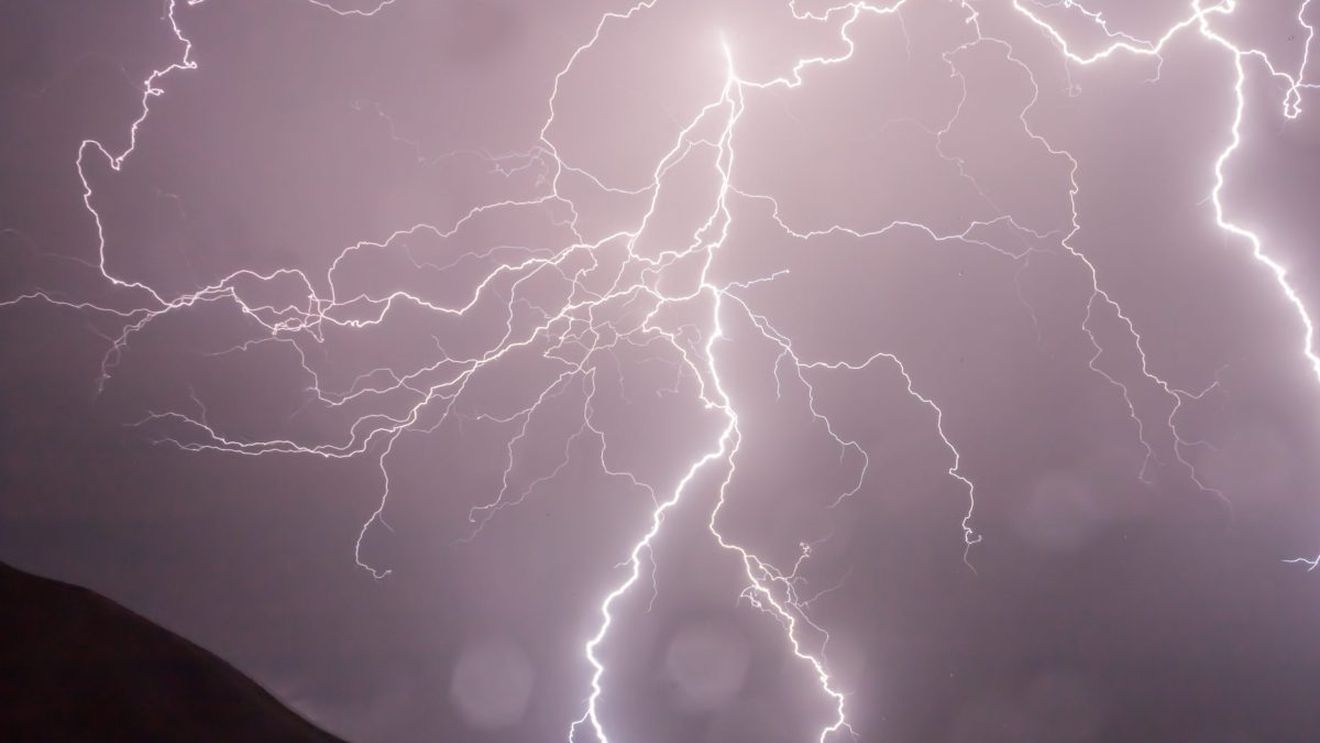 Cod galben de averse şi descărcări electrice în 15 judeţe, duminică