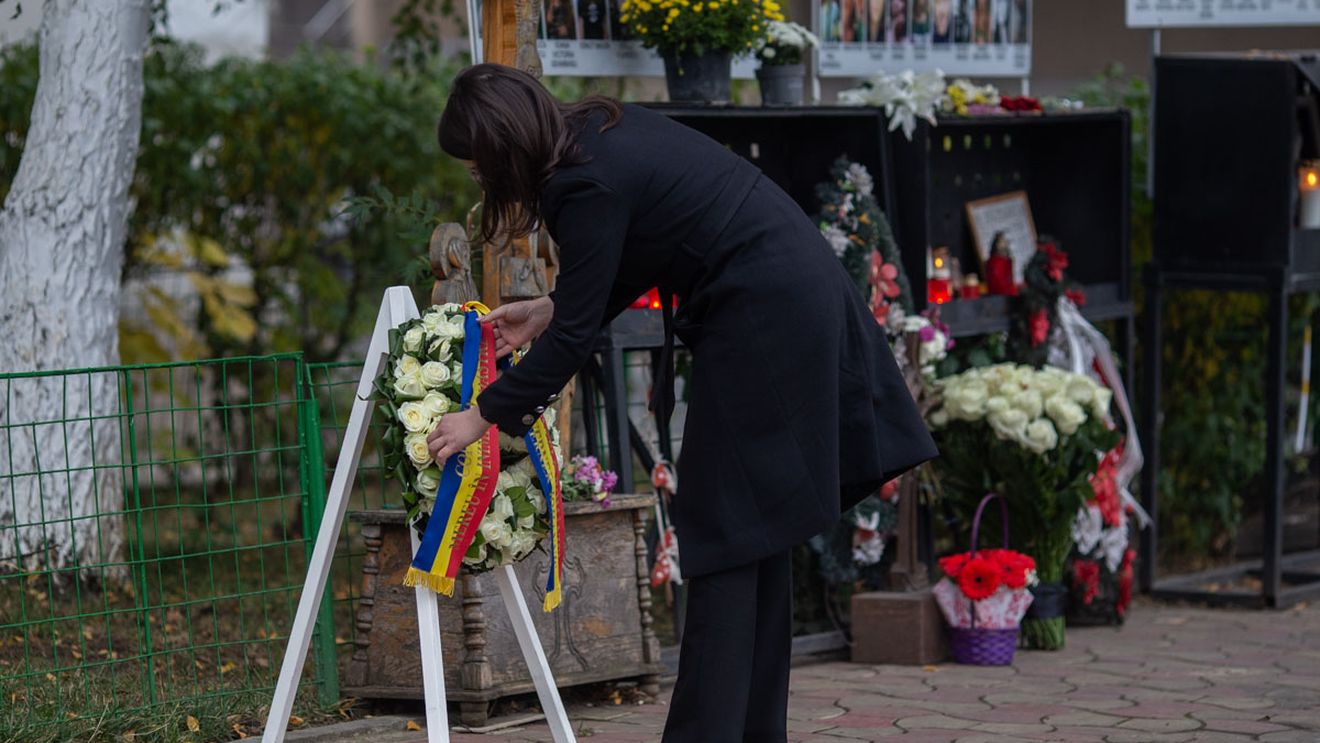 Președintele Klaus Iohannis a trimis o coroana la Colectiv / Este primul an când șeful statului nu se deplasează personal la locul tragediei