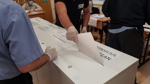 Primele sesizări de nereguli la vot: nerespectarea regulilor de protecție sanitară, cozi la secții de votare sau observatori cărora nu li s-a permis să observe