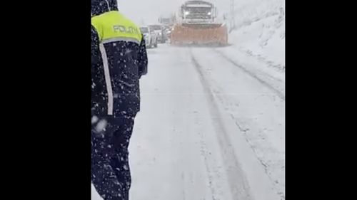 Infotrafic: Se circulă în condiţii de iarnă pe A1 Bucureşti - Râmnicu Vâlcea şi A2 Bucureşti - Constanţa / În 15 judeţe se intervine pentru deszăpezire