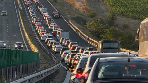 FOTO | Coloane de mașini și blocaj de aproape o oră pe A2, dinspre litoral spre Capitală, posibil din cauza taxei de pod de la Fetești - Cernavodă / Se poate plăti prin SMS la numărul 7577 (trimis în avans sau până la miezul nopții după trecere)