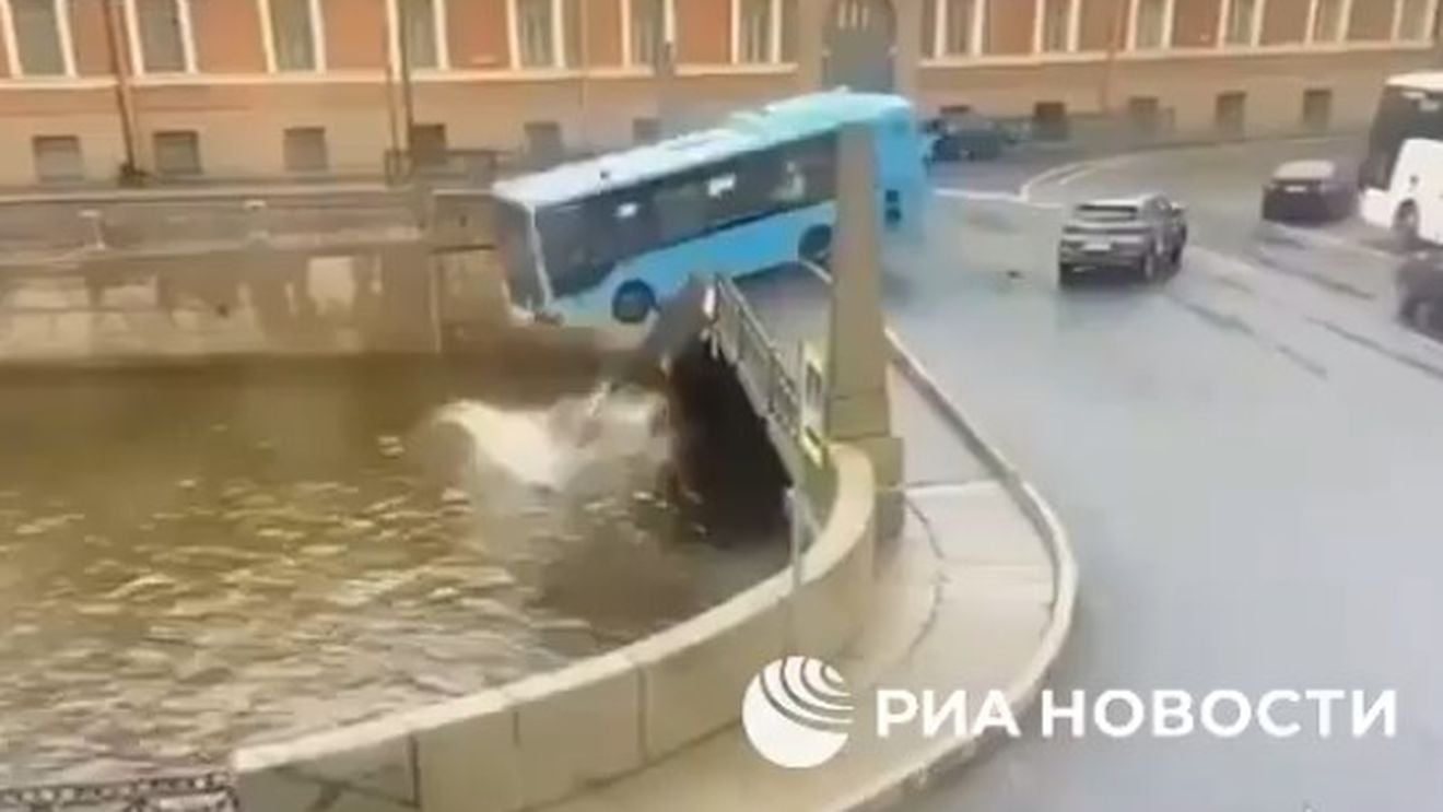 Un autobuz cu 20 de pasageri a căzut de pe un pod şi s-a scufundat în apă la Sankt Petersburg. Sunt cel puţin 4 morţi. Momentul a fost surprins de camerele de supraveghere