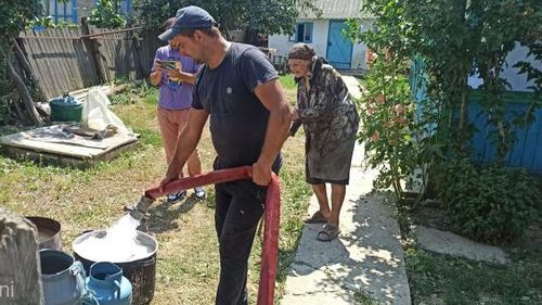 Apă cu rația din cauza secetei: În Botoșani, oamenii primesc apă cu gălețile de la ISU, în Covasna se fac apeluri la populație să limiteze consumul de apă la strictul necesar pentru a nu fi oprită