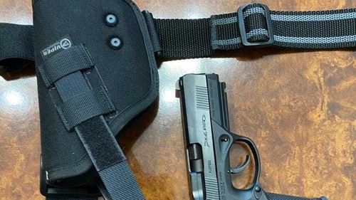 Botoşani: Focuri de armă pentru prinderea unui şofer care nu a oprit la semnalul poliţiştilor/ La volan se afla un tânăr de 18 ani care nu are permis de conducere