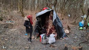 Opt oameni locuiau într-o colibă în pădure, în plină iarnă, în Bistrița. Printre ei, doi copii bolnavi, care au ajuns la UPU