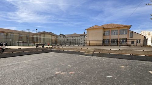 Dosar penal, după ce un copil a fost rănit pe terenul de sport al unei şcoli din Alba, unde o poartă s-a desprins şi i-a strivit mâna