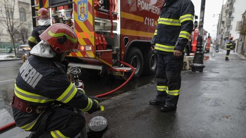 VIDEO O pensiune turistică din Suceava închisă în decembrie de inspectorii ISU a luat foc / Intervin pompierii cu nouă autospeciale