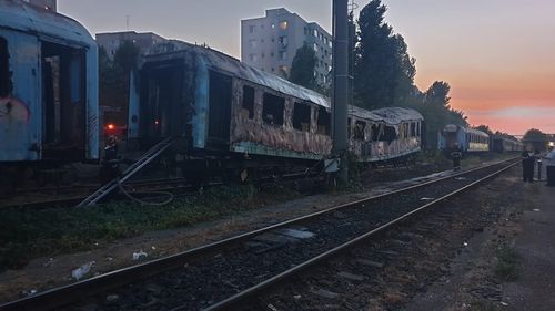Incendiu la vagoane de tren dezafectate din zona Calea Giulești din București