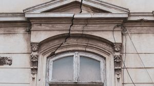HARTĂ Clădiri în pericol la cutremur: Doar 28% din municipiile-reședință au publicat listele cu imobilele vulnerabile la seism, deși sunt obligate prin lege/ Ce spune Ministerul Dezvoltării și cum se scuză primăriile