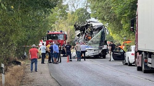 Un autocar în care se aflau 48 de persoane şi un autoturism, implicate într-un accident rutier în județul Bacău. Două persoane din autoturism sunt rănite