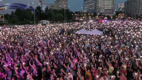 VIDEO Zeci de mii de oameni au participat la manifestaţia „Toţi pentru Europa” din Piaţa Victoriei: ”YES la vot” / Mihai Șora: Să nu-i lăsăm pe alţii să decidă în locul nostru / Rebengiuc: Vă rog din suflet să mergeți la vot / Oamenii au scandat: ”PSD, ciuma roșie”
