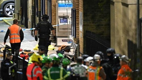 BREAKING Zece persoane rănite în urma unui atac cu cuțitul într-un tren din Marea Britanie / Doi bărbați au fost arestați / Poliția britanică a declarat că nu a fost atac terorist/ Mărturii cutremurătoare ale pasagerilor