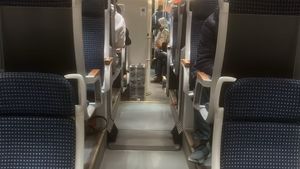 UPDATE De mai bine de 90 de minute, pasagerii unui tren care face legătura cu Aeroportul Otopeni sunt blocați în câmp / Oamenii, revoltați că pierd avioanele