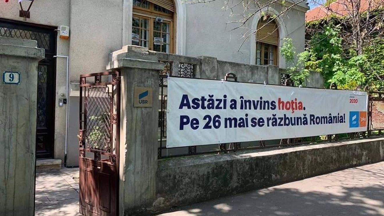 Alianța USR PLUS, reacție rapidă la votul din Camera Deputaților privind modificarea Codurilor penale: Au afișat un banner uriaș cu mesajul ”Astăzi a învins hoția. Pe 26 mai se răzbună România”