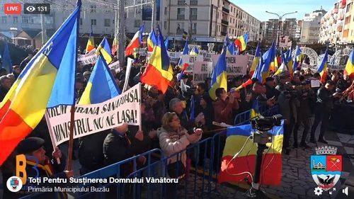 VIDEO Miting antiguvernamental la Buzău în apărarea unui cercetător schimbat de ministrul Agriculturii de la șefia Băncii de gene. Costel Vânătoru, apărat de PSD și Dan Puric cu mesaje naționaliste