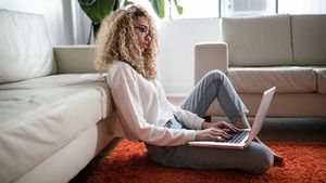 Cum să faci bani de acasă: idei de afaceri pe care le poți deschide online, cu minimum 1.500 euro. De la creator de conținut, la producție foto sau video
